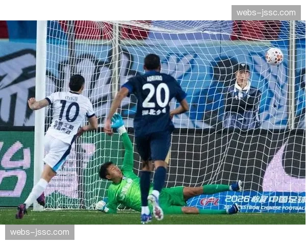 武汉三镇卡迪斯外脚背做球，贝维斯横传助攻绍尔得分
