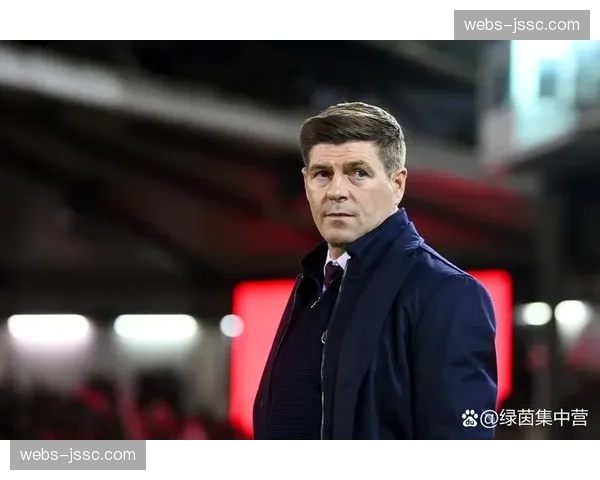 科莫反击中杜维卡斯支点作用明显，长传战术精准找到前锋